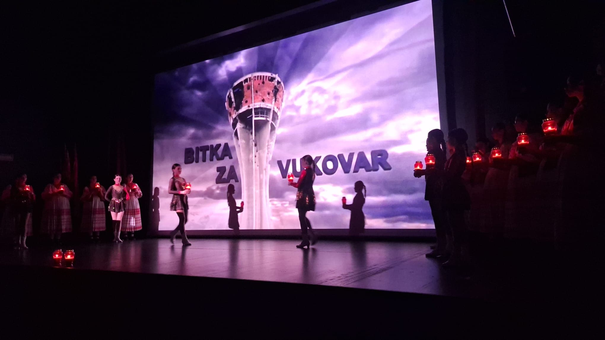 FOTO Dirljiva večer u Velikoj Gorici: Kroz svjedočanstva i kulturni program odana počast žrtvama Vukovara i Škabrnje