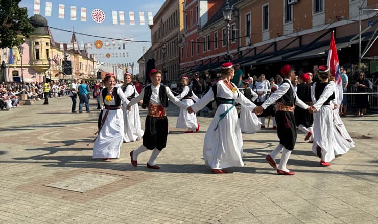 1800 malih čuvara tradicije ispunilo ulice Vinkovaca pjesmom i plesom