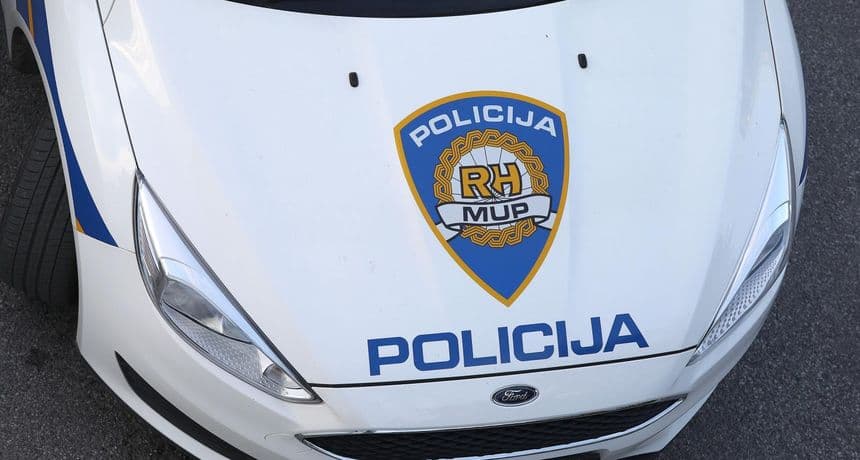 71-godišnjak udario u parkirani policijski automobil, kaznu nije dugo čekao