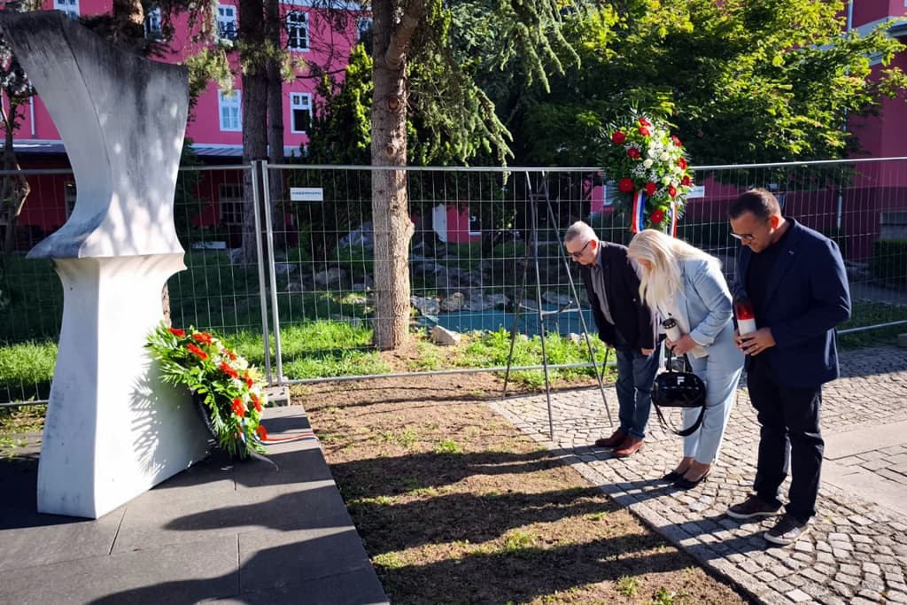Polaganjem vijenaca u Varaždinskim Toplicama i Svibovcu obilježen Dan državnosti