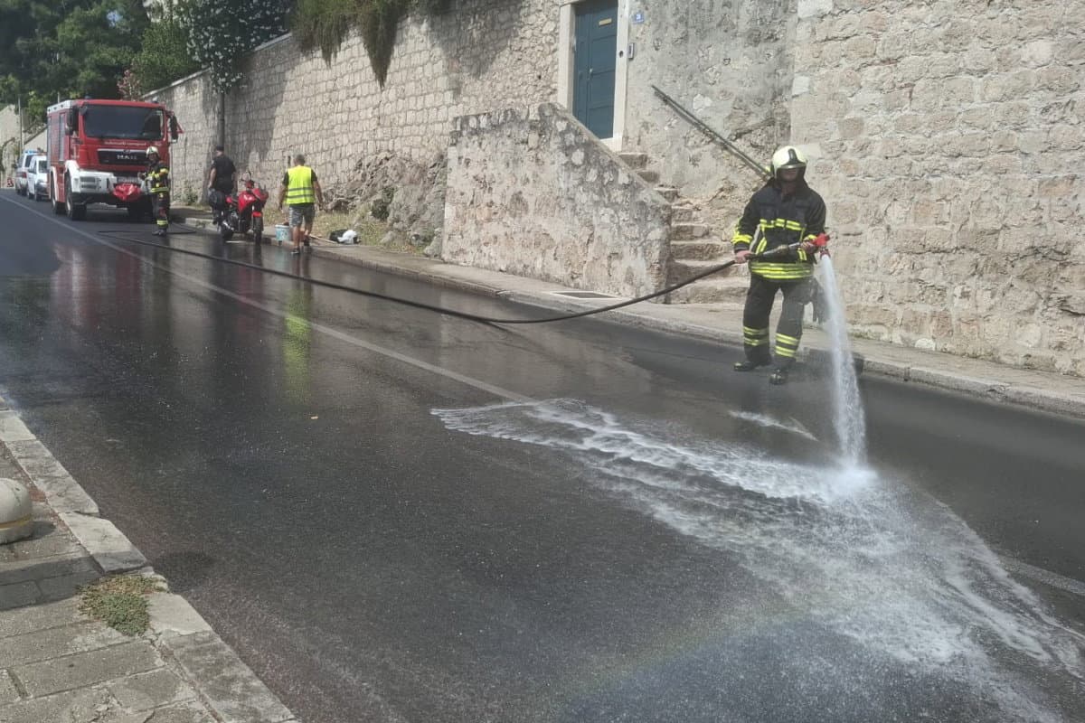 (FOTO/VIDEO) SUDAR MOTOCIKLA I AUTOBUSA Motociklist prevezen u bolnicu