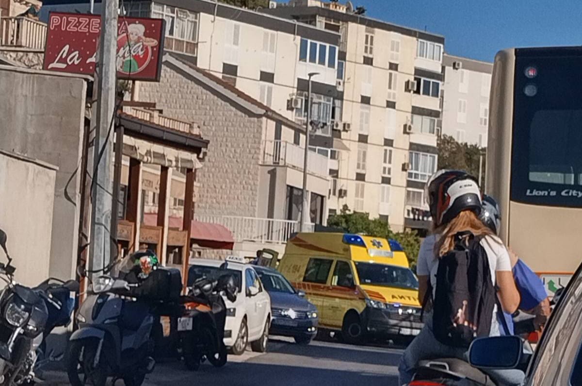 SUDAR OSOBNOG VOZILA I MOTOCIKLA U ŠIPČINAMA Hitna izašla na mjesto nesreće