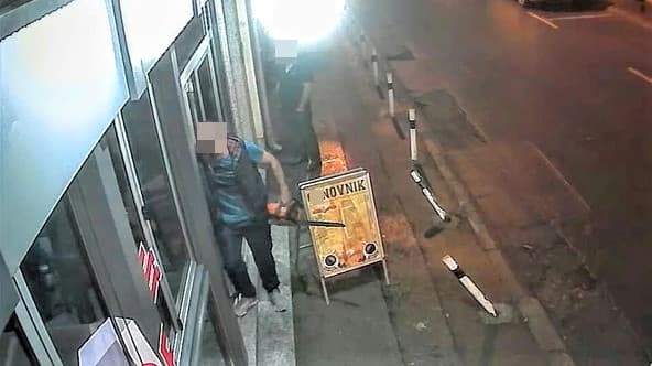 Hodao ulicom i zamahivao upaljenom motorkom!