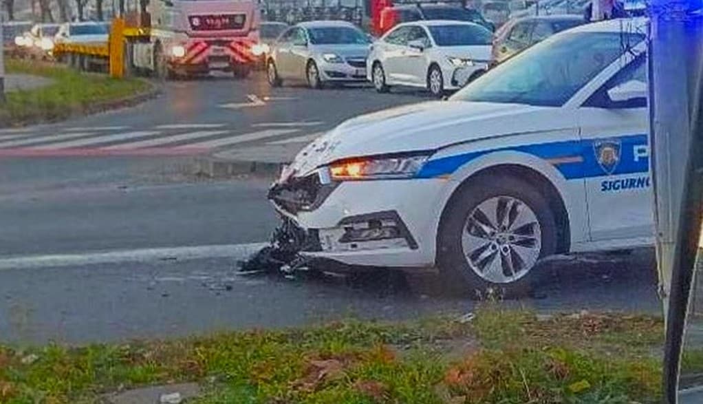 Ups! Policajac se službenom škodom zabio u mercedes