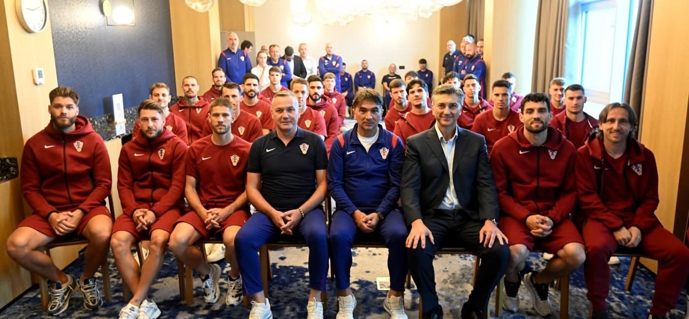 POŽELIO IM SREĆU Plenković posjetio Vatrene pred SP: "Malo ste razmazili Hrvatsku, očekivanja su velika"