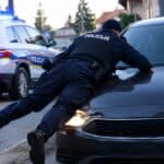 Vozač u Velikoj Gorici krenuo autom na policajca: Spasio se skokom na haubu