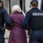 Rastrojena bakica bacala tegle na policajce i ugrizla policajku