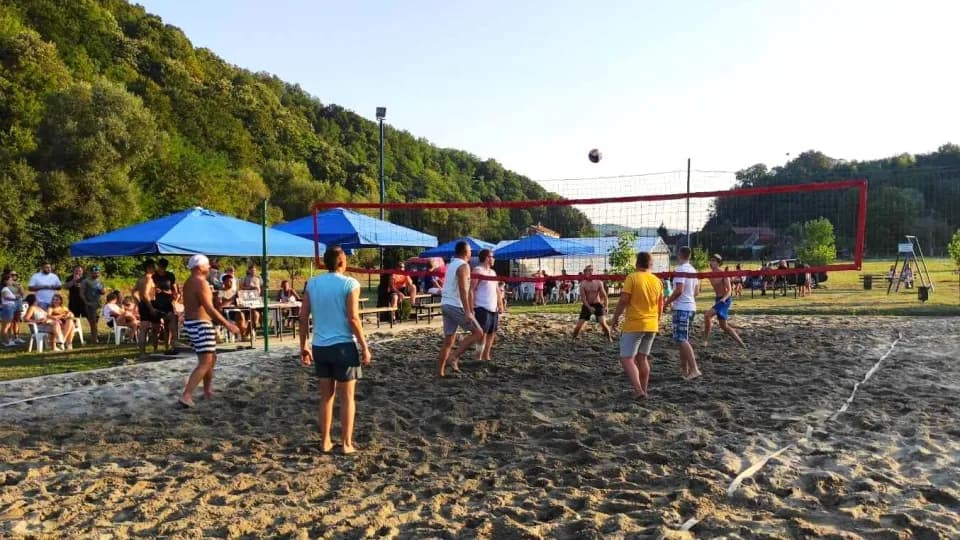 Tradicionalni turnir u odbojci na pijesku u Siraču: Sve je spremno za zabavno druženje