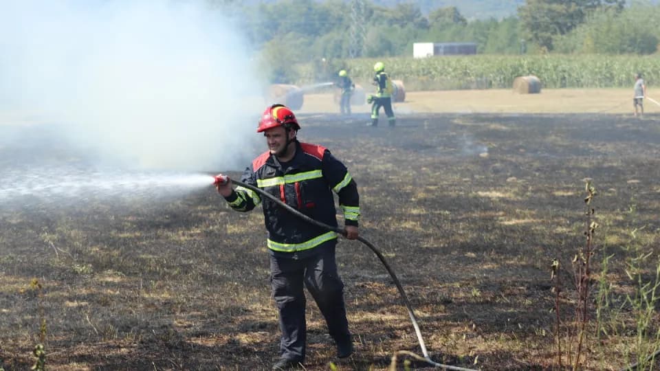 NOVI POŽAR Zapalile se bale sijena i strnište u Kukunjevcu: Vatru gasili lipički vatrogasci
