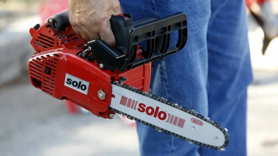 Nevjerojatnan prizor u središtu Bjelovara: Muškarac (64) na ulici mahao upaljenom motorkom i plašio građane