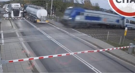 VIDEO – Putnici u nevjerici gledali što radi vozač cisterne, za sekundu izbjegnuta tragedija