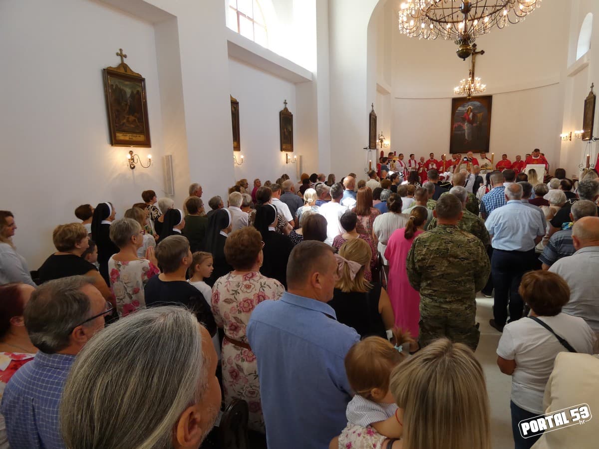 Proslava svetog Bartola i Dana mjesta Hrastovica započela u novoobnovljenoj crkvi