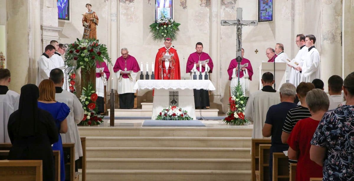 Molitveno bdijenje u drevnoj požeškoj crkvi svetog Lovre