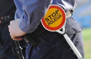 Policija zaustavila 49-godišnjaka pod utjecajem droga, nije imao vozačku ni prometnu