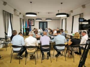 Rebalans od 20,9 milijuna eura, sigurnost vode i nova linija za Lošinj obilježili 9. sjednicu Gradskog vijeća Raba