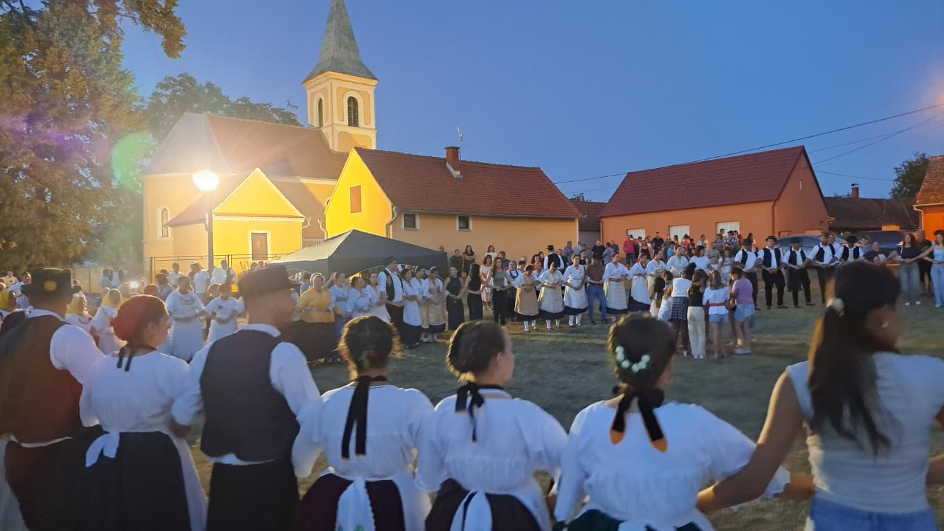 U Kupini na ledini pokraj crkve zaigrali veliko šokačko kolo - na Bartolovo
