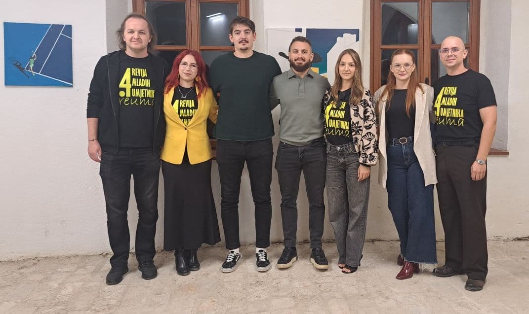 U Kući tambure otvorena prva samostalna izložba slika mladog umjetnika Luke Buze iz Oriovca