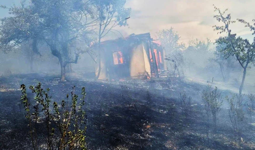 U velikom požaru na brdu iznad Gromačnika izgorjela vikendica, vinograd, voćnjak, dio šume…