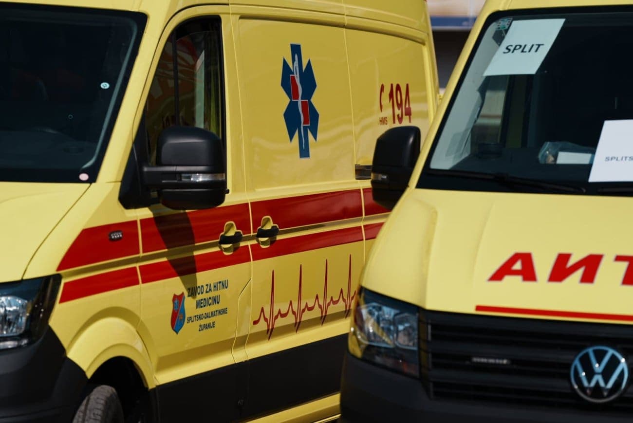 Jedna osoba poginula u teškoj prometnoj nesreći, automobilom prešao u suprotni trak i sudario se s kamionom