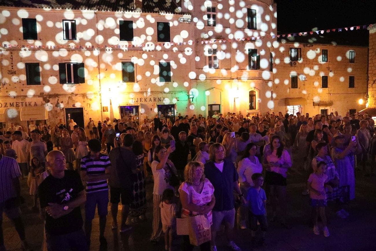 Bombaj Štampa stiže u Makarsku: Đuro i bend u subotu na Kačićevu trgu