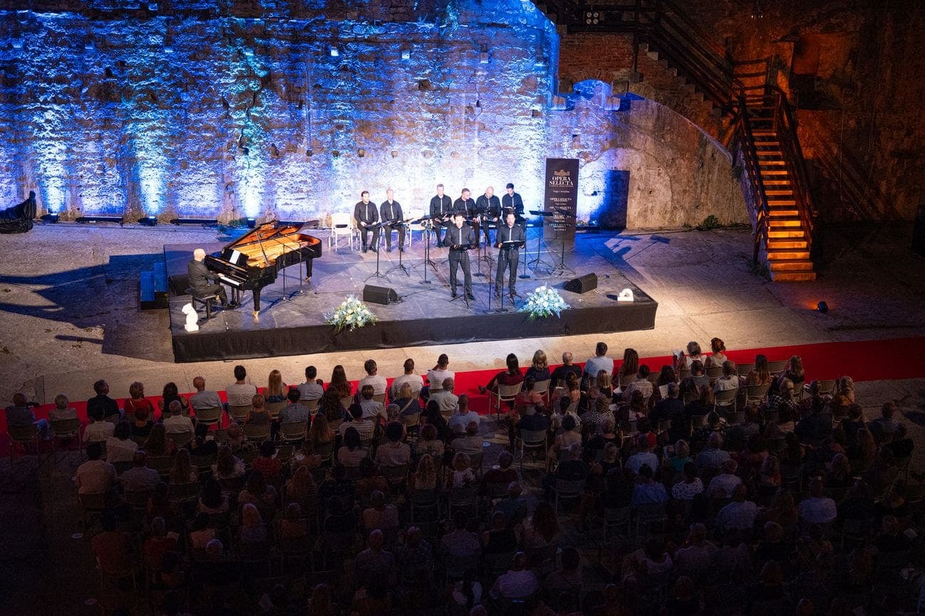 „Operni biseri za muške glasove“ oduševili publiku u Kuli Kamerlengo