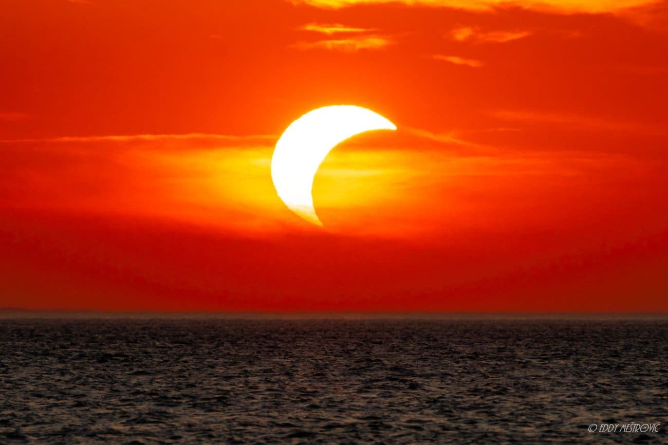 Spektakularna pomrčina Sunca iznad Zatona: Sunce i Mjesec zajedno zašli u Jadran