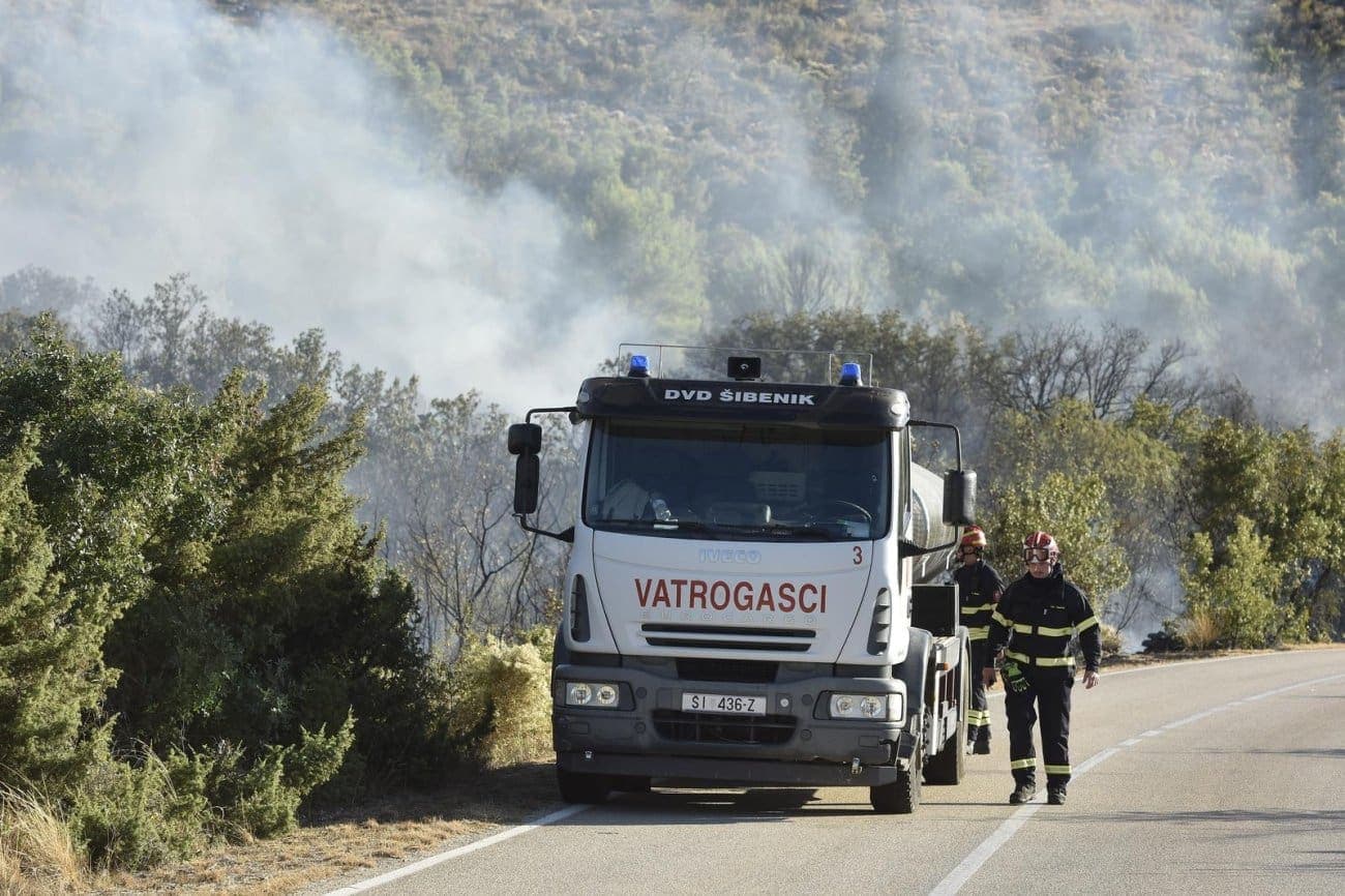Vrlo loša kvaliteta zraka u Šibeniku: Dim s požarišta stigao do grada, evo gdje je najgore