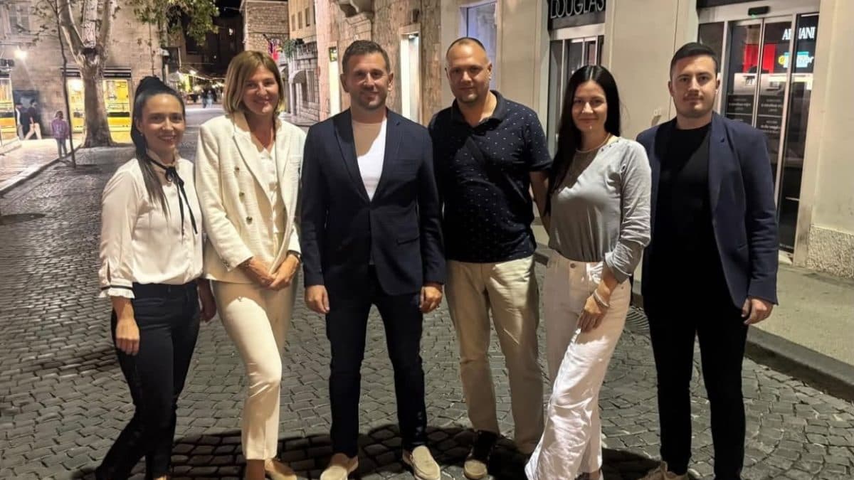 Lara pobijedila Bojana pa sretno pozirala pored gradonačelnika Šute