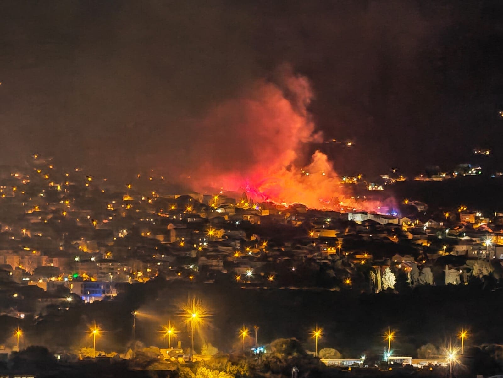 Izbio požar iznad Solina! Brojni vatrogasci na terenu, vatra je zaprijetila i kućama