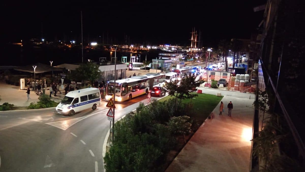 SPLITSKA RIVA POD POJAČANIM NADZOROM POLICIJE! Ajaxovi navijači stigli s Poljuda, interventni policajci spremni na moguće incidente