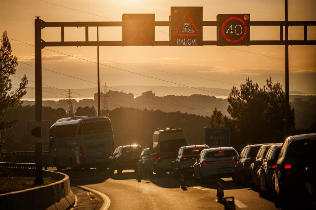 Svi bi na kupanje! Ceste prema Dalmaciji potpuno zakrčene: ‘Ovo je luda kuća’