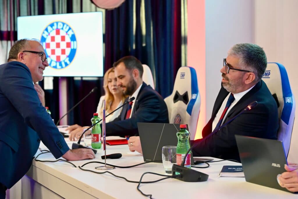 Završila Hajdukova Skupština, poteglo se pitanje Livaje, na kraju se oglasio i Pavasović Visković