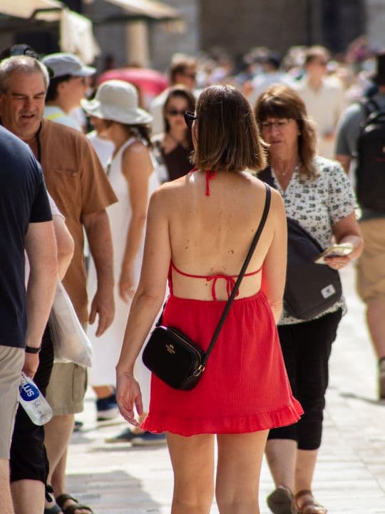 FOTO/ Gola leđa: senzualni modni trend i ovoga ljeta vlada Stradunom