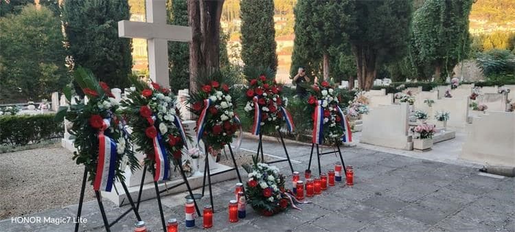 Natjecatelji “Štita Domovine Dubrovnik 2026.” položili vijence na Boninovu u znak poštovanja prema poginulim braniteljima i civilima u Domovin...