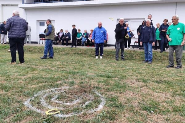 U Mikleušu održana Liga 65+: Umirovljenici se natjecali u pikadu, visećoj kuglani i drugim disciplinama