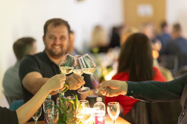 Pod sekvojom se pričalo o vinu i Slatini: Wine Not!? spojio vina, zalogaje i zanimljive priče