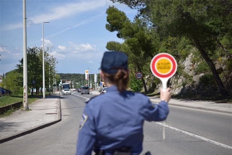 Bez vozačke i pijan napravio veliki prekršaj u Poreču: Kazna 4.030 eura, policija traži i zatvor