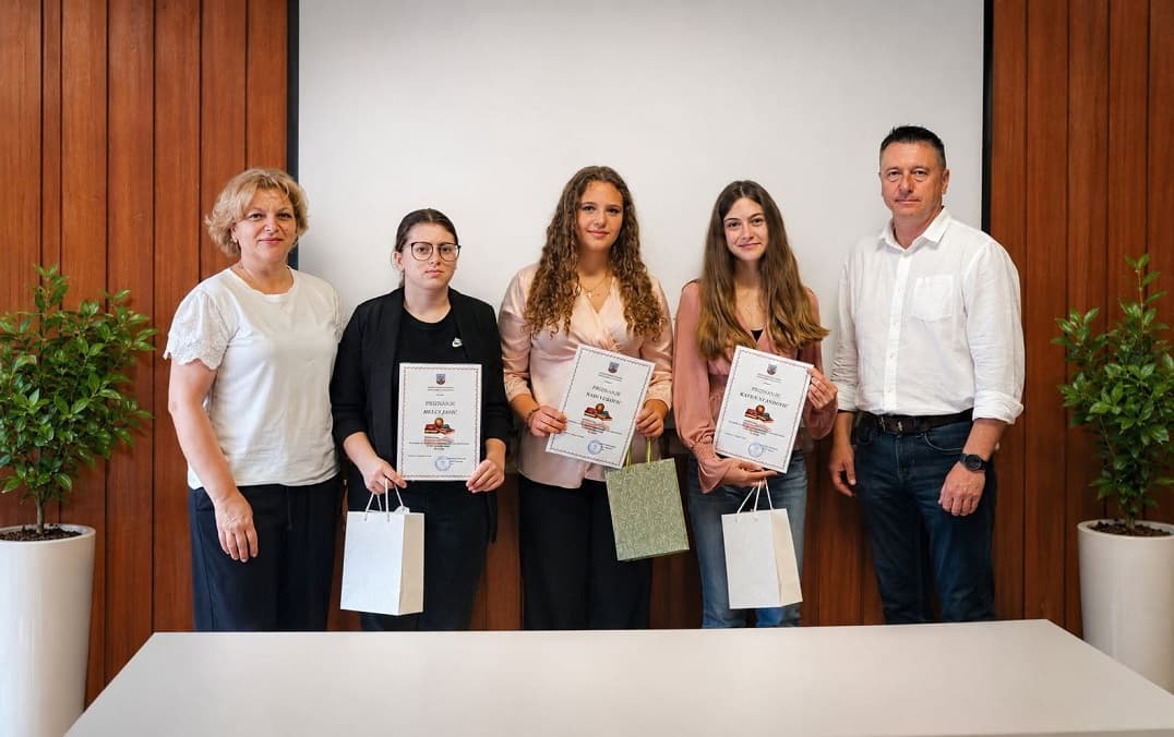Kaštelir ponosan na svoje odlikašice: Tri učenice ostvarile maksimalan rezultat kroz svih osam razreda