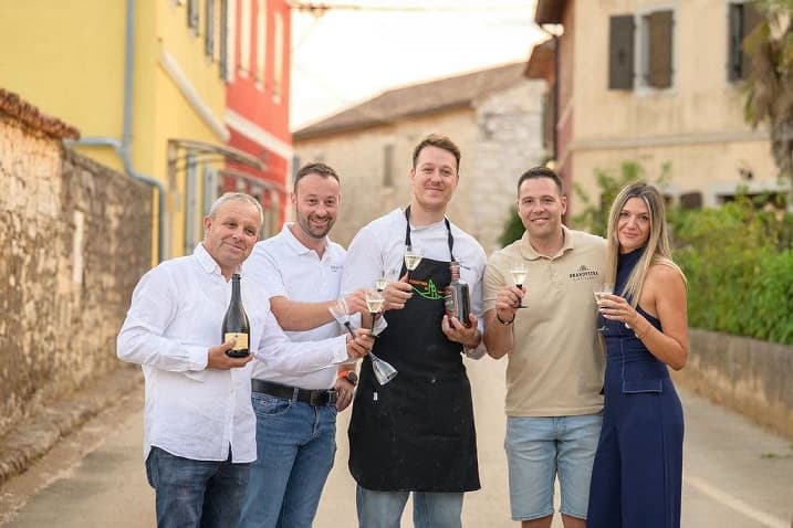 Sve više ljudi otkriva ovu istarsku priču: Friday Tasting u Kašteliru u okusima i mirisima rakija, maslinovih ulja i delicija Antonija Brajkovića
