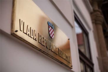 NOVI PAKET MJERA Vlada predstavila nove antiinflacijske mjere: zamrzavanje administrativnih cijena, porez na ekstra profite i ukidanje poreza na mi...