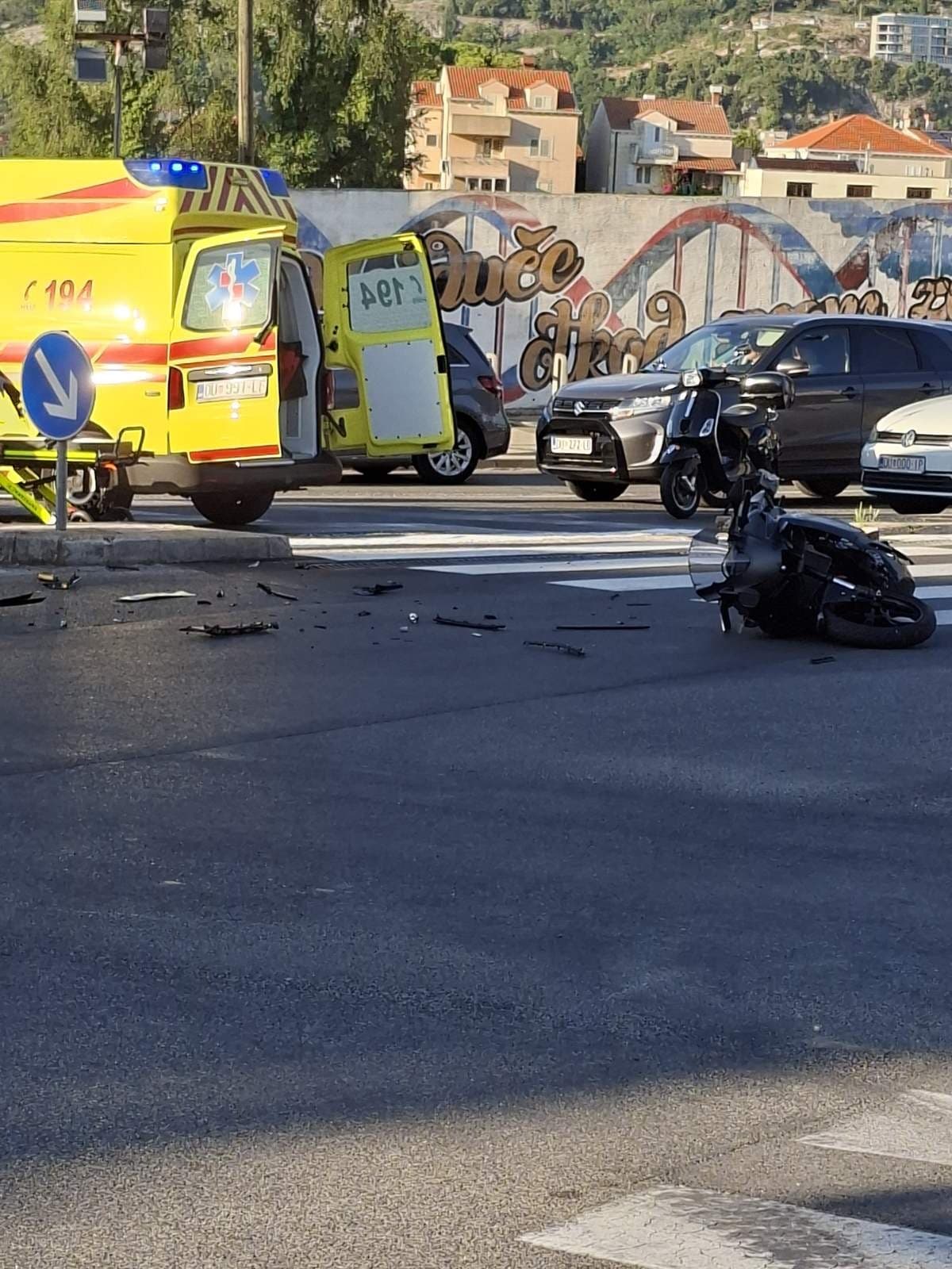 PROMET USPOREN Prometna nesreća u Lapadu: Sudar motocikla i automobila kod semafora (FOTO)