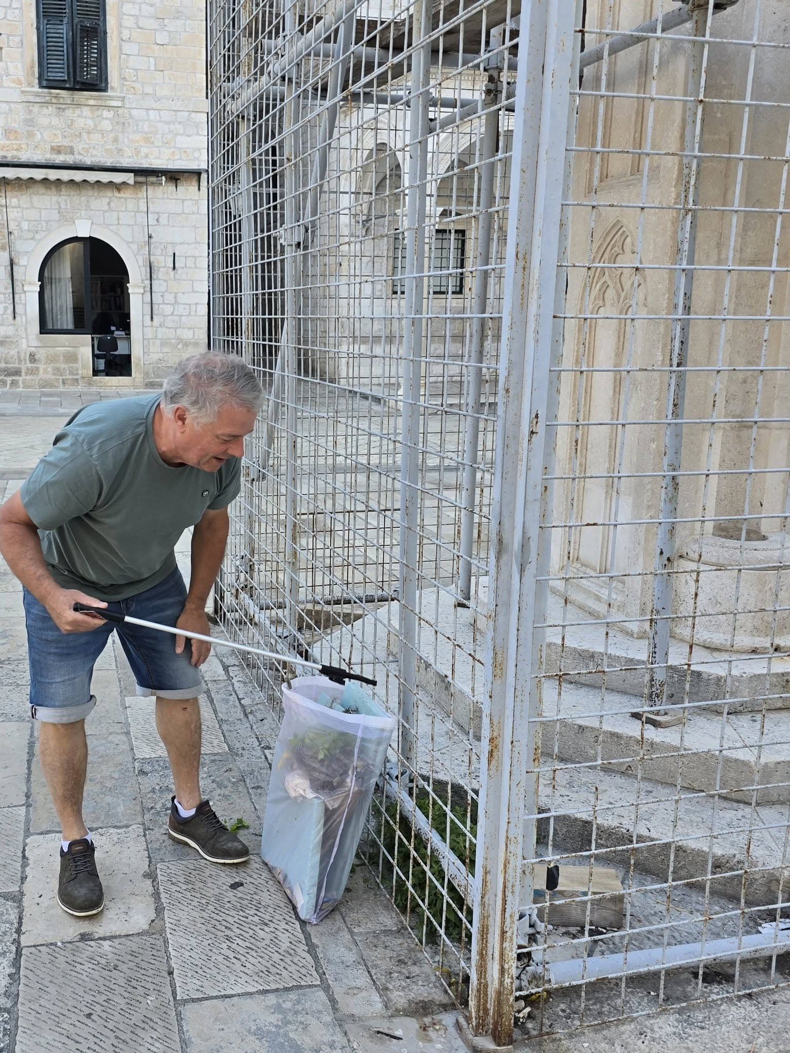ZNAMEN SLOBODE Jučer je upozorio na smeće i korov uz Orlandov stup, danas ga je sam krenuo čistiti