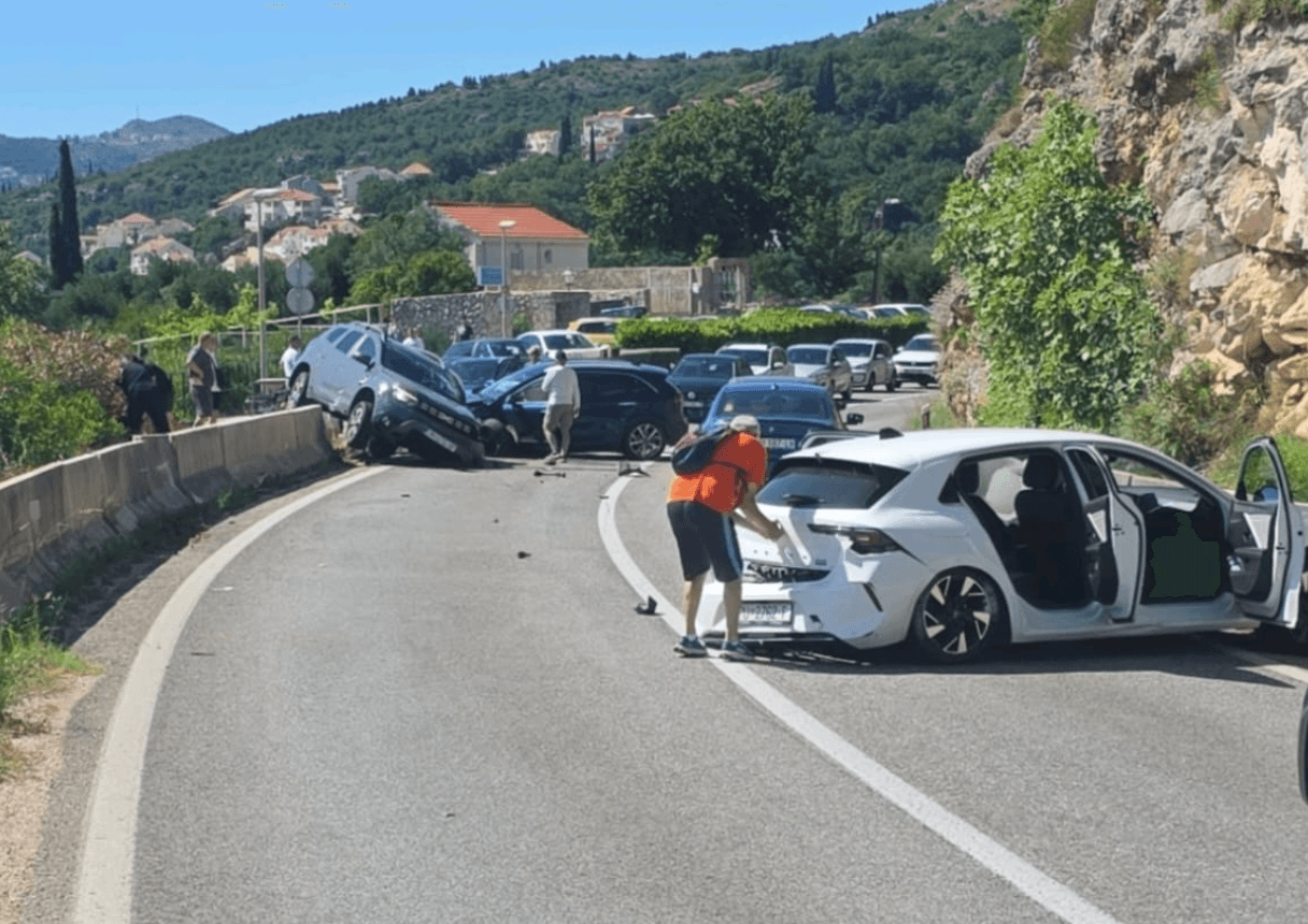 ZASTOJ NA MAGISTRALI Krš i lom u Župi: Sudar triju vozila u Solinama, kolona sve do Dubrovnika (FOTO)