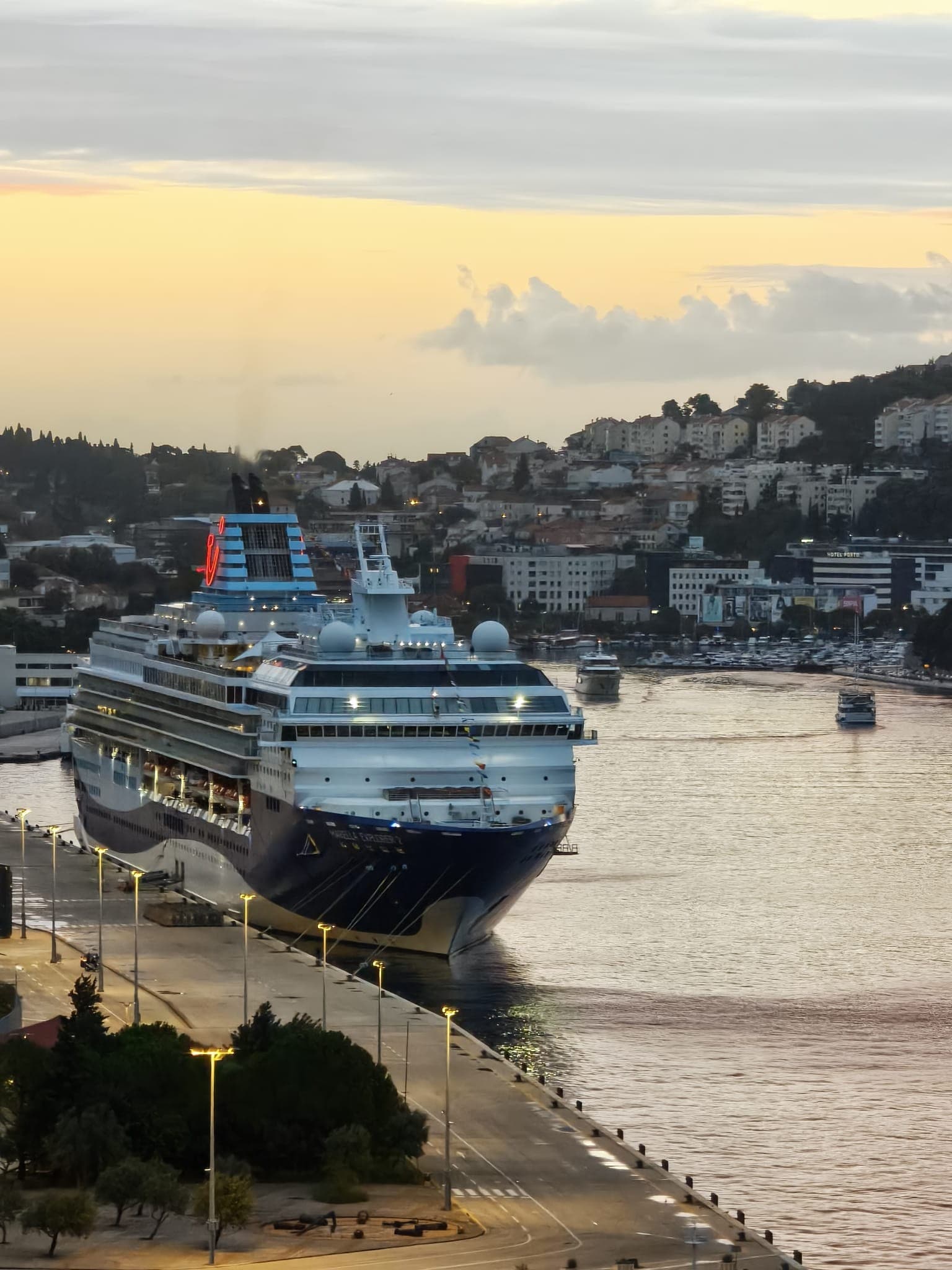 KRUZERSKI TURIZAM Marella Explorer 2 i Silver Spirit jutros u Dubrovniku