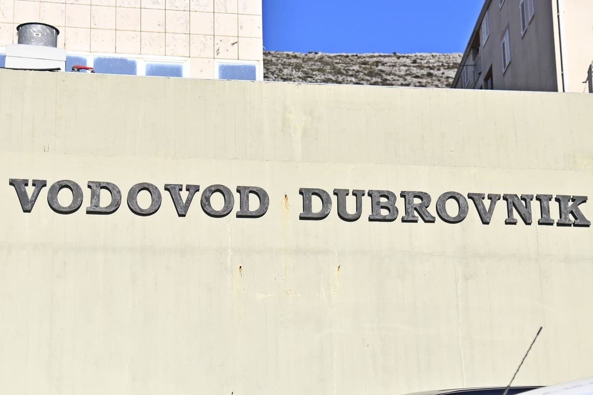 SIGURNOST I KVALITETA VODE Vodovod uputio priopćenje: ,,Voda s dubrovačkih izvorišta sigurna je za piće!''