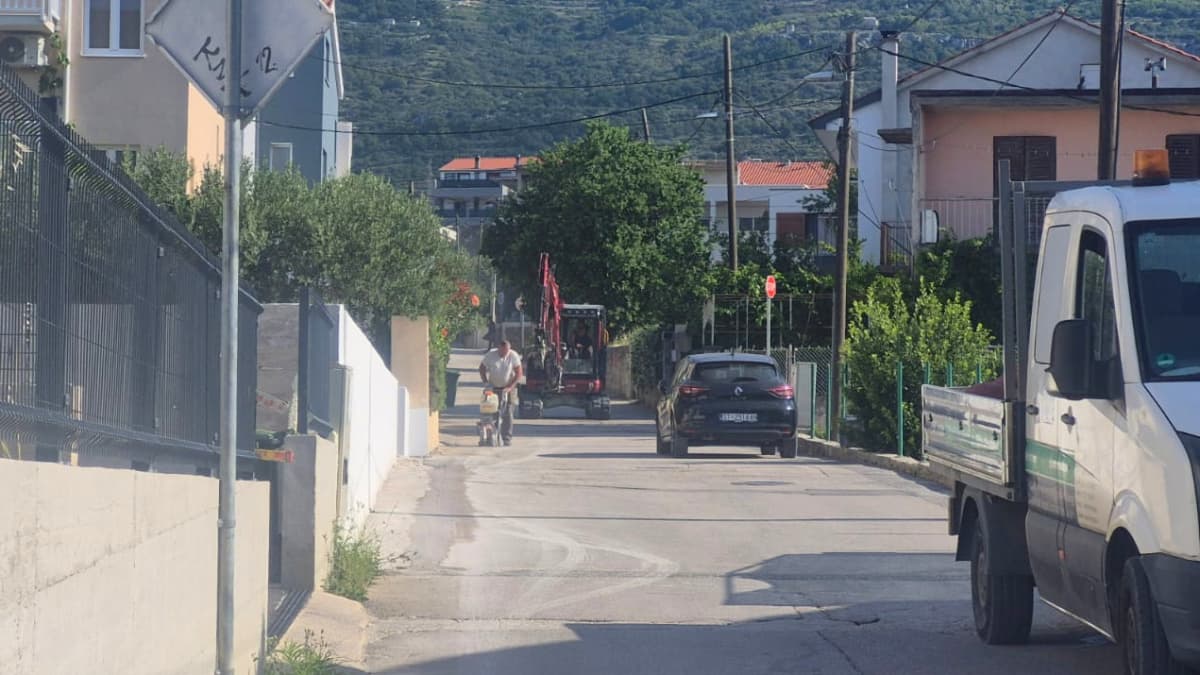 Građani se okupili u Karlovu, protive se radovima na postavljanju kabela
