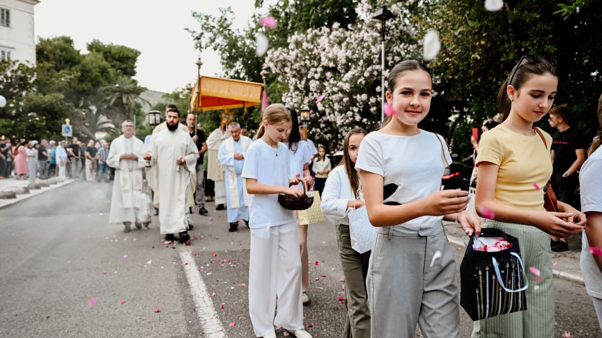 Trogirani proslavili Tijelovo misom i procesijom kroz grad, najmlađi posipali latice cvijeća