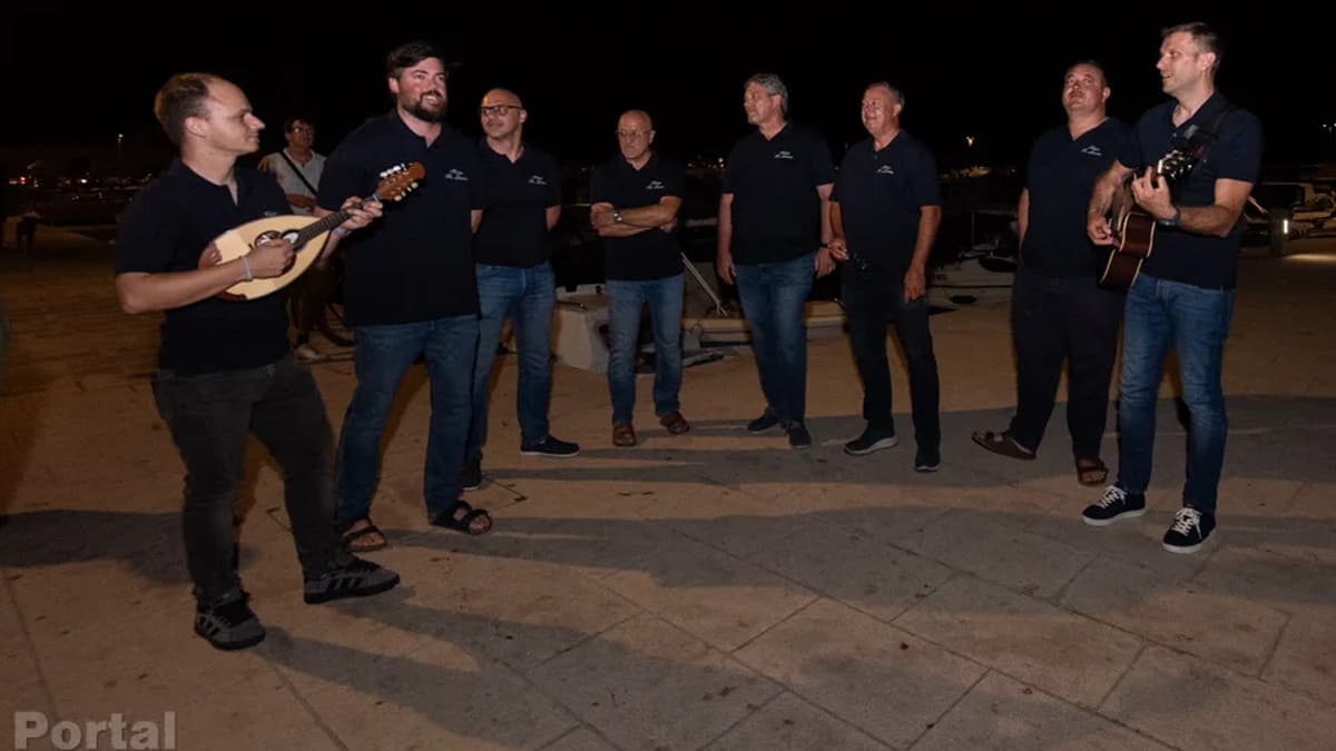 PROMENADA KAŠTELA: Koncert klape Sveti Jeronim ispred kule Ćipico
