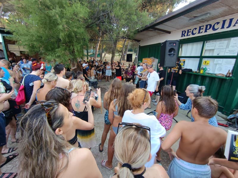 (VIDEO) Otvorena Ljetna knjižnica na Fratarskom uz Branu Jakubovića i koncert Dubioze Kolektiv