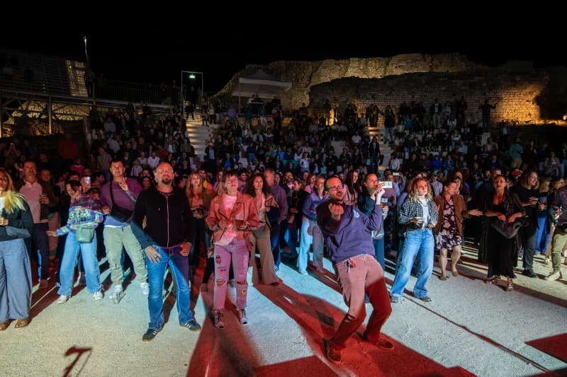 Pulsko kulturno ljeto otvoreno u ritmu Dina Dvornika, a Malo rimsko kazalište plesalo uz Jazz orkestar HRT-a